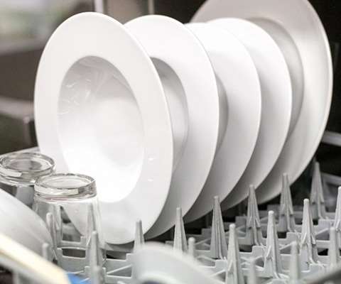 close-up-view-of-clean-plates-in-a-dishwasher-prublmy-1200x600-1